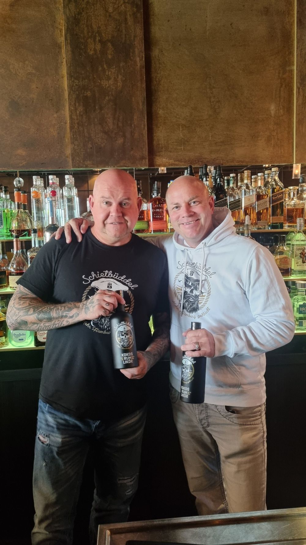 Jan und Andy mit Schietbüddel an der Bar
